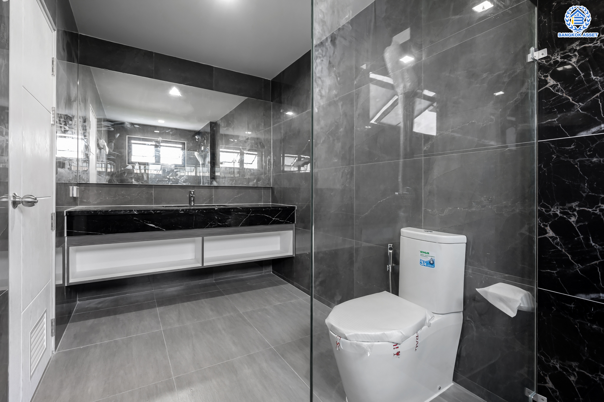 บ้านมือสองตกแต่งใหม่ ม.กฤษดานคร20 ปิ่นเกล้า-ติดถนนบรมราชชนนี เนื้อที่ 198 ตร.ว. บ้านเดี่ยวหลังใหญ่ ตกแต่งสุดหรูดีไซน์ยุโรป พร้อมฟังก์ชัน 4 ห้องนอน 4 ห้องน้ำ 1 ห้องแม่บ้าน จอดรถได้ 5 คัน บนทำเลเชื่อมต่อเมืองอย่างรวดเร็ว ใกล้ทางคู่ขนานลอยฟ้าบรมราชชนนี ทางด่วน "กาญจนาภิเษก" ม.มหิดล และเซ็นทรัลปิ่นเกล้า